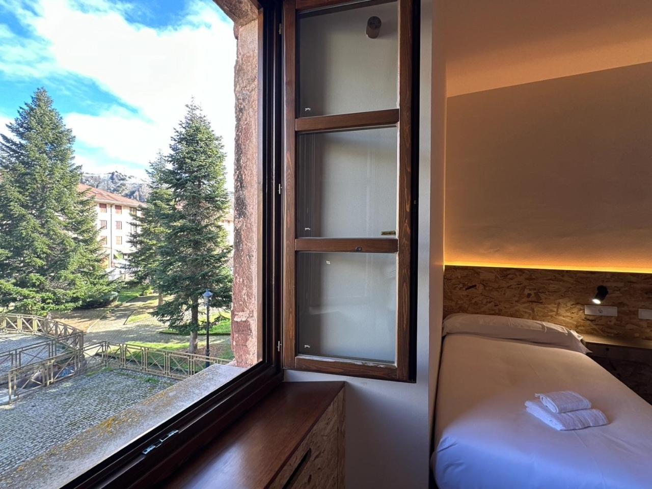 Hotel Y Albergue Real Fabrica De เอซกาไรย์ ภายนอก รูปภาพ